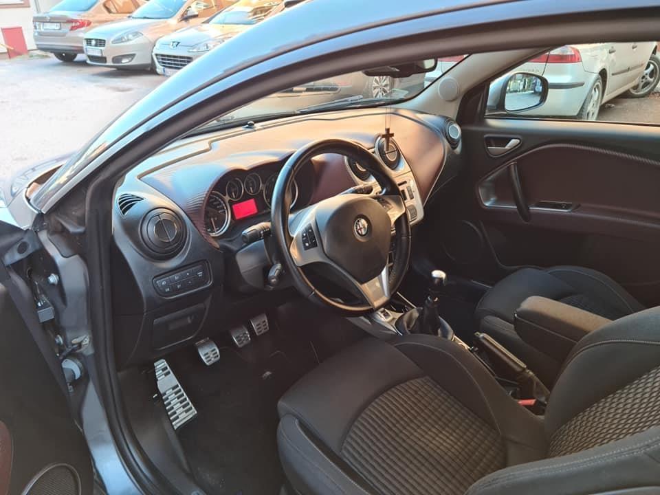 AUTOMOBIL