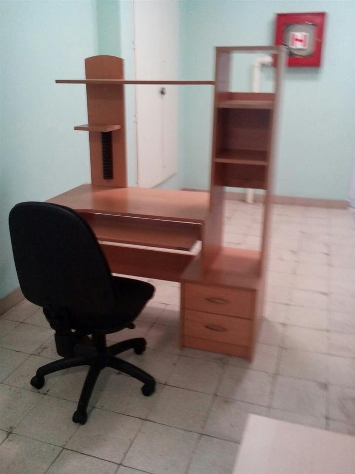Kompjuterski-radni-sto-i-stolica