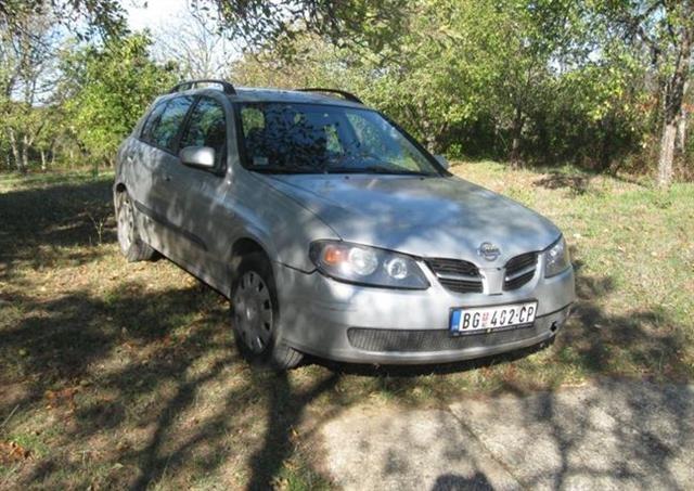 Nissan-Almera--01