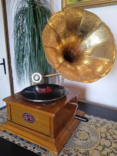 Gramofon sa trubom 
