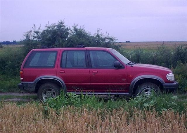 Ford-Explorer-XLT--01