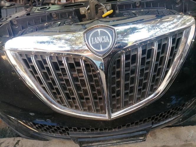 Lancia delta prednji gril 