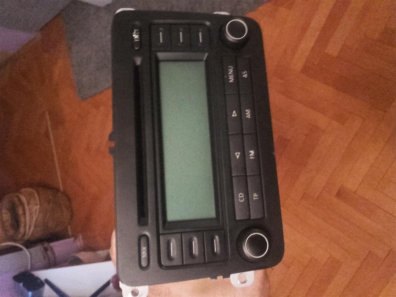 RADIO--CD-za-Pasata-B6