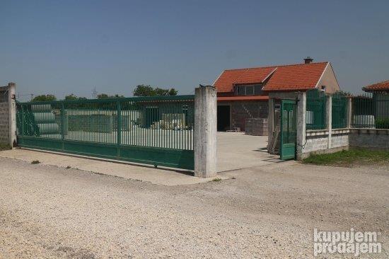 Plac-sa-objektima-za-posao