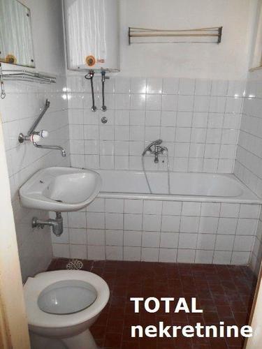 Uknjizen trosoban stan u centru