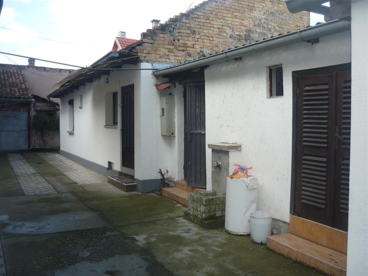 Kuca-sa-lokalom-u-centru-Panceva