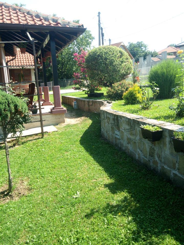 Kuca-sa-pratecim-objektima