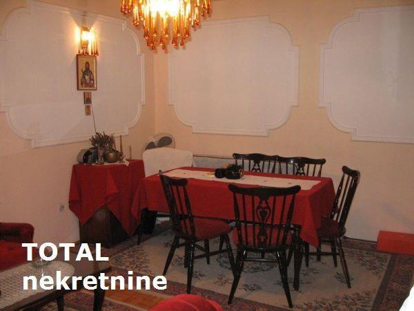 UKNJIZEN-troiposoban-stan-sa-odvojenom-kuhinjom