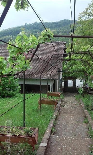 Topola-oplenac-dve-kuce-na-2000m2