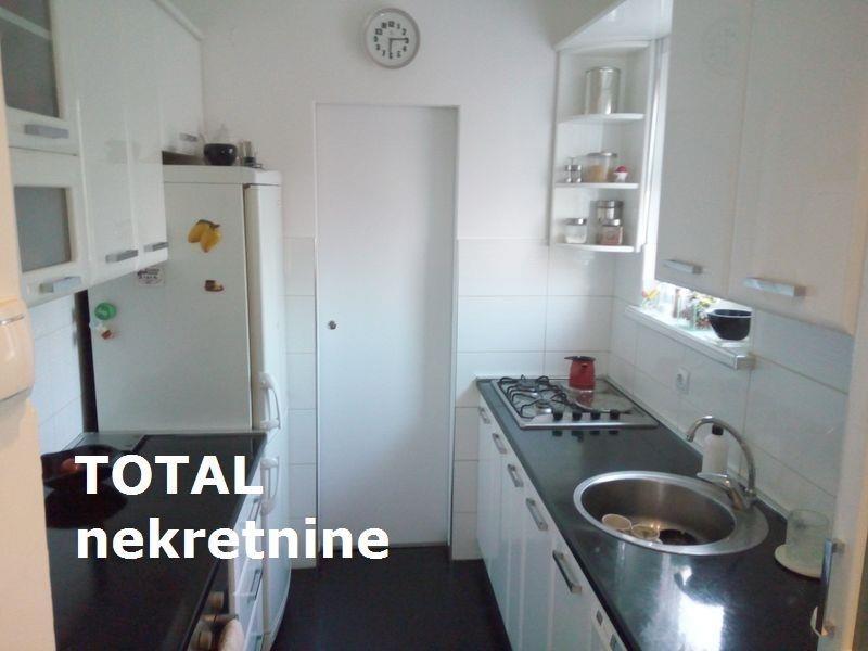 Uknjižen-odličan-trosoban-stan-