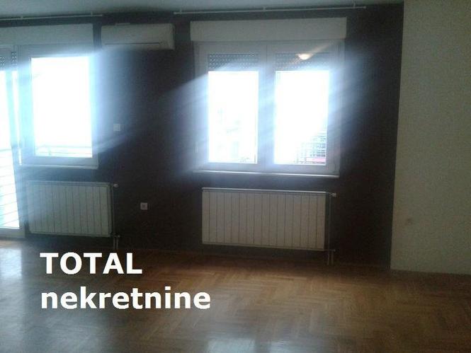 Uknjizen trosoban duplex stan