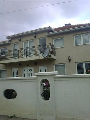 KUCE OD 200M2 U CENTAR