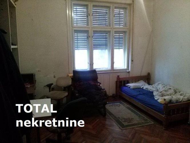 Uknjizen trosoban stan u centru