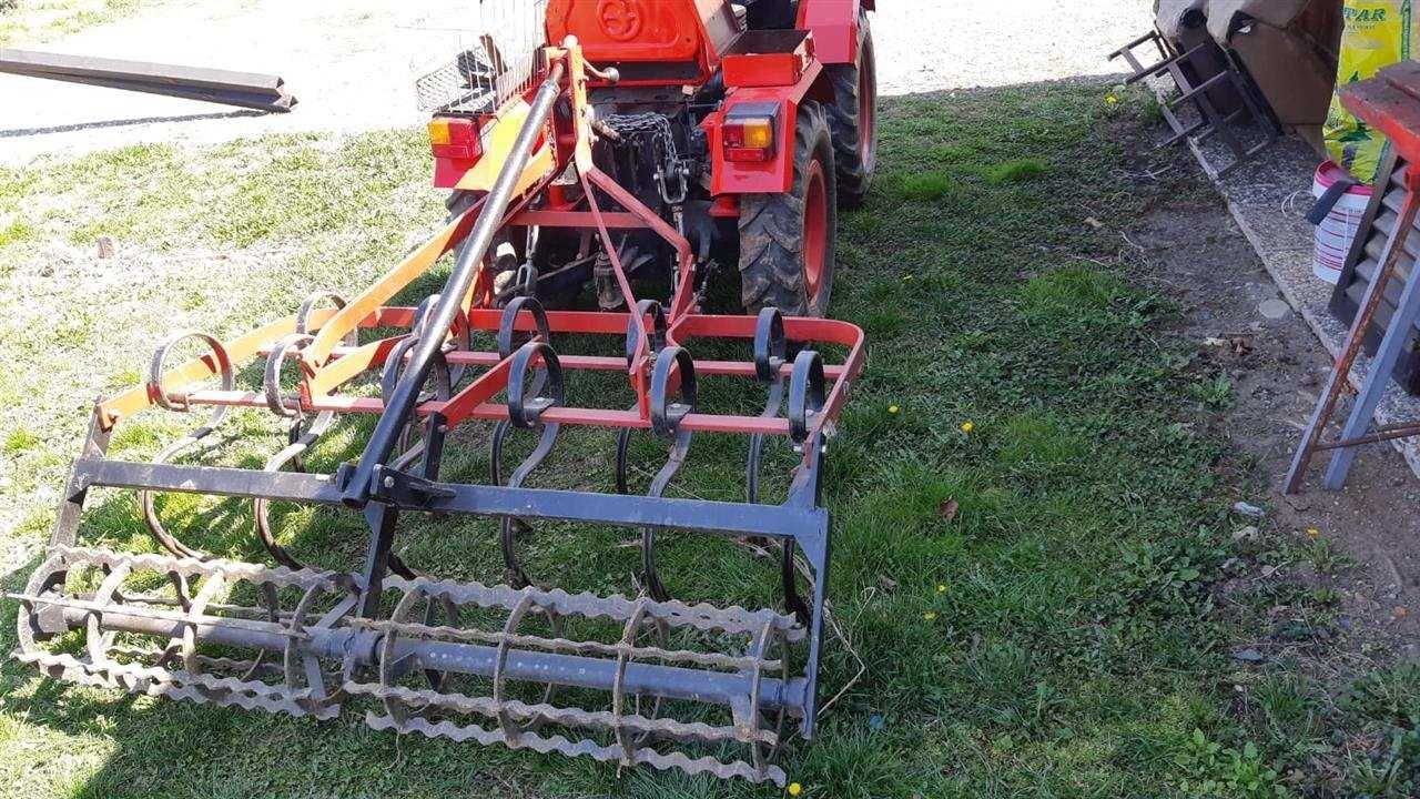 Traktor-TV821