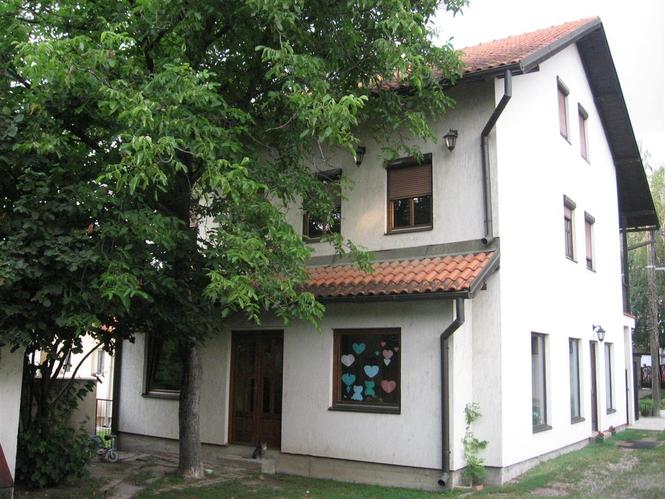 Na prodaju kuća u samom centru Uba