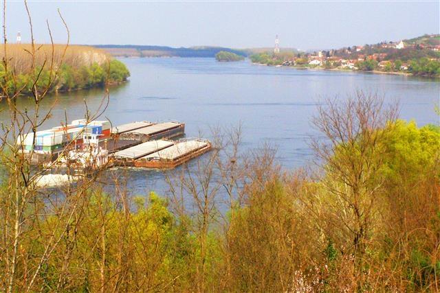 Gradjevinski-plac-1995m2-na-obali-Dunava