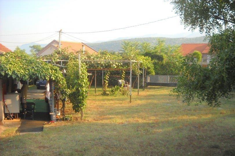 Kuca-sa-okucnicom
