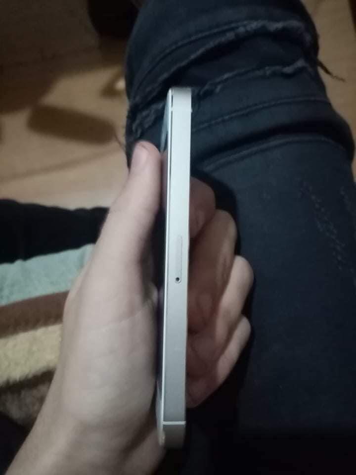 iPhone-5s-gold-u-bas-dobrom-stanju