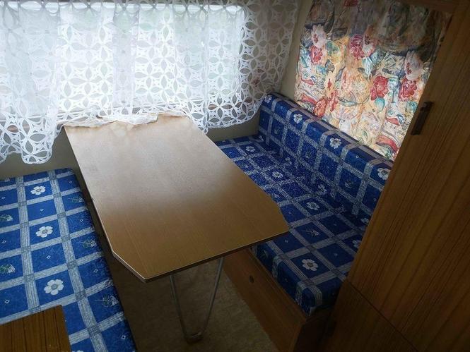 Kamp prikolica u odicnom stanjem .