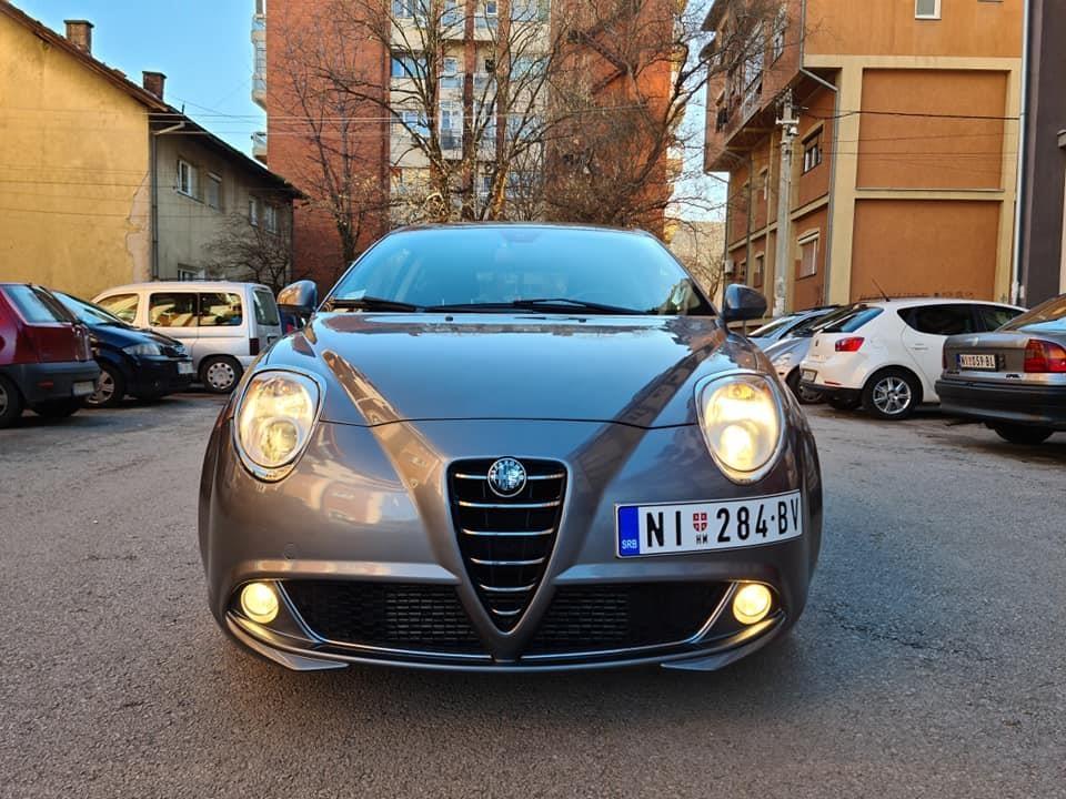 AUTOMOBIL