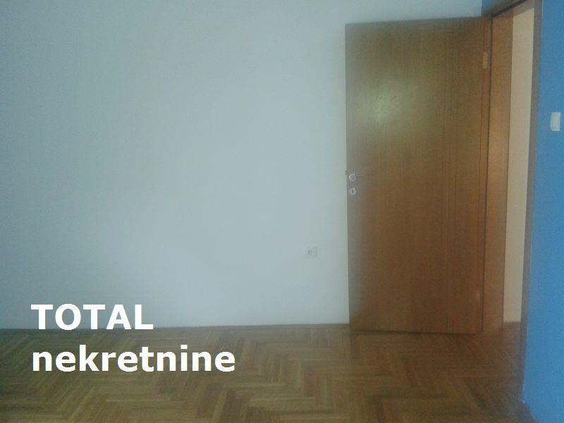 Uknjizen-trosoban-duplex-stan