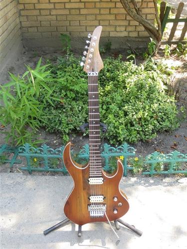 R Custom handmade gutars