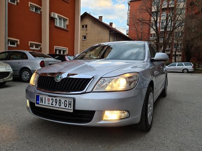 AUTOMOBIL