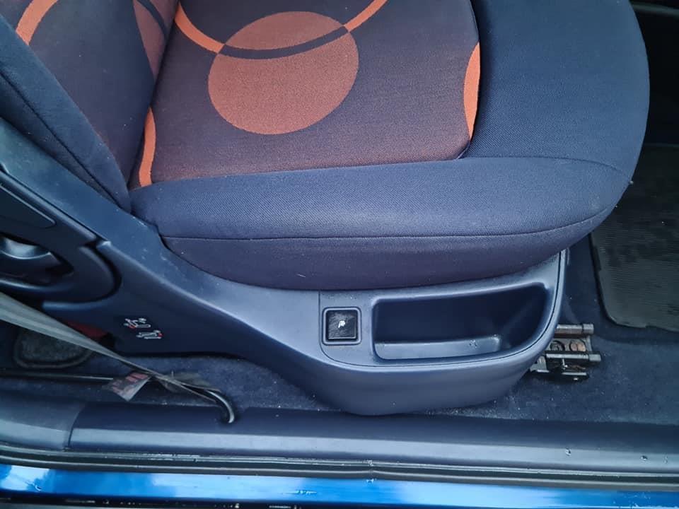 AUTOMOBIL