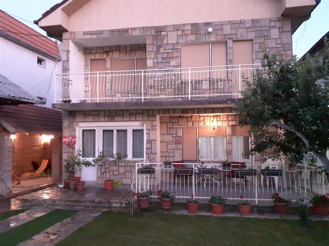 Prodaje se stambeno -poslovni prostor