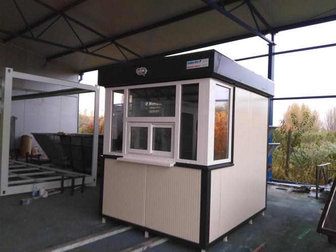 Portirnice sa ukrasnom Atikom
