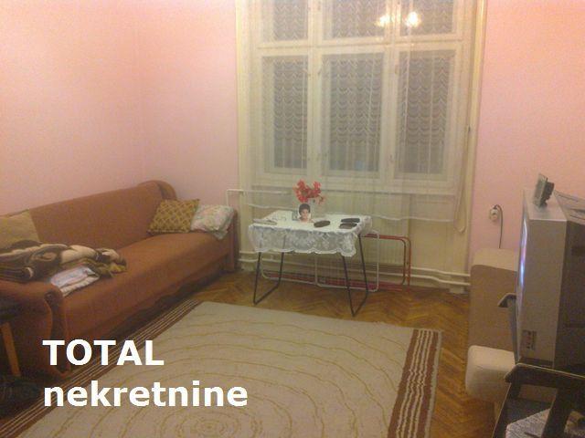 Uknjizen-dvosoban-salonski-stan-u-centru