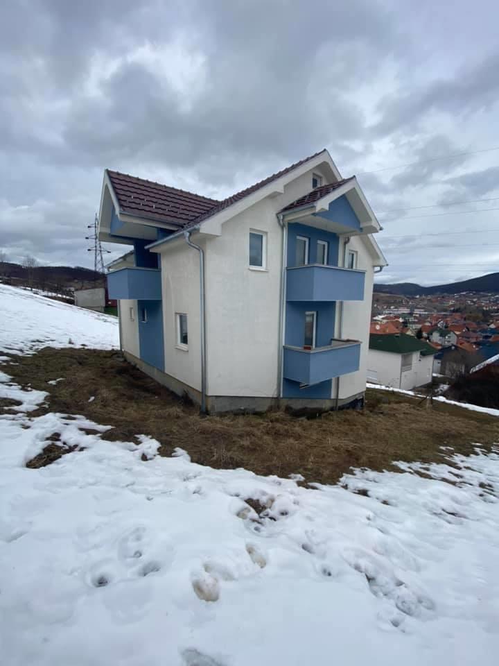 KUCA-NA-3-SPRATA-ASFALT-DO-VRATI