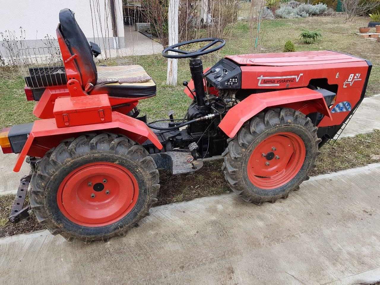 Traktor-TV821