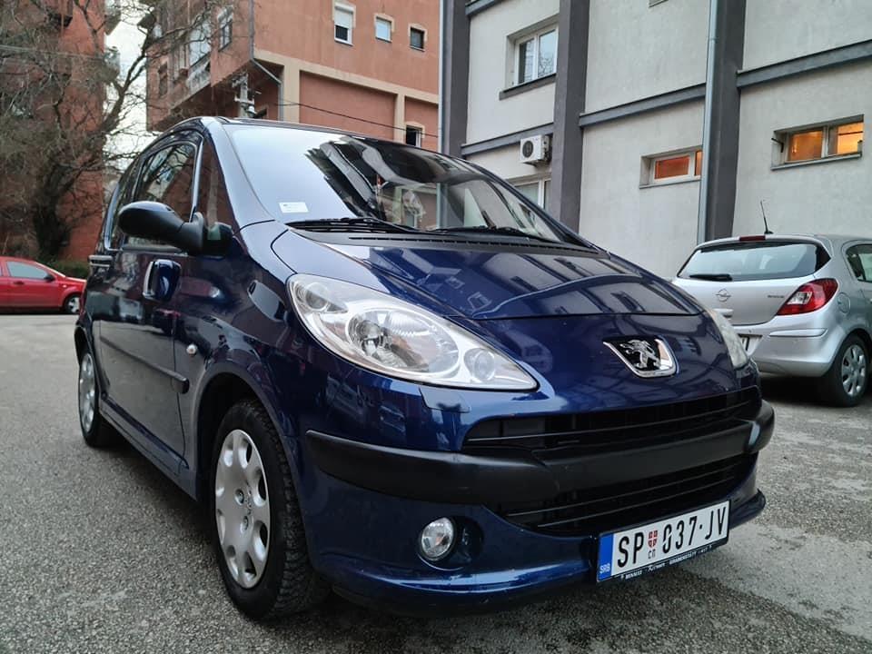 AUTOMOBIL