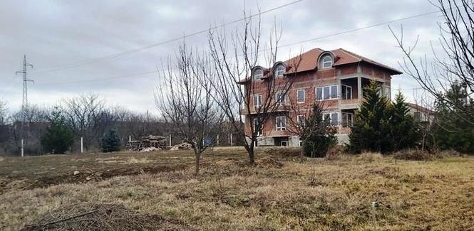 Izdavanje poslovne zgrade Surcin-Cara Dusana