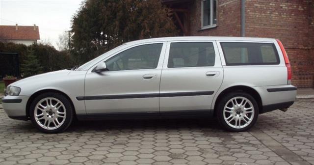 Volvo-V70-2-3-reg---01-