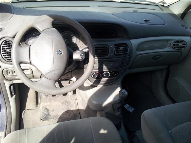Renault-Scenic--02-