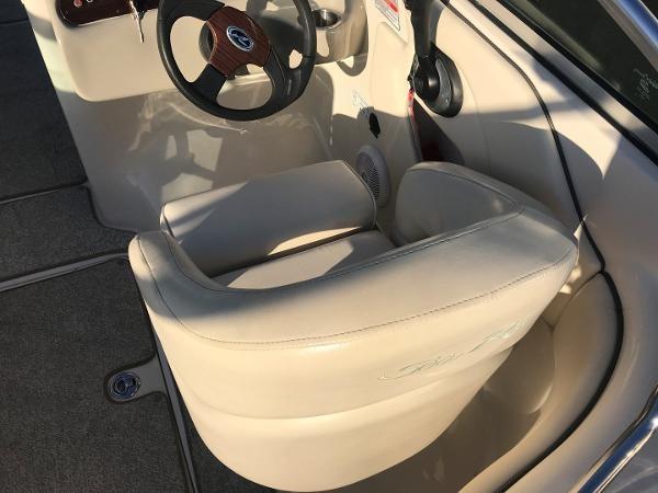 Sea-Ray-240-Sundeck