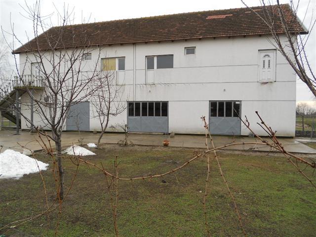 Kuca--poslovni-prostor-od-420m2-u-Perlezu