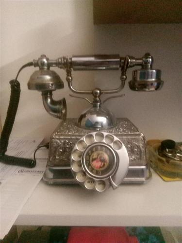 Stari fixni telefon 