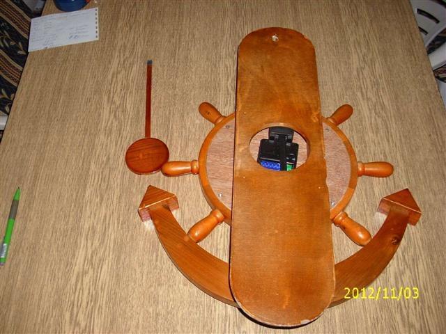 Sat drveni zidni 
