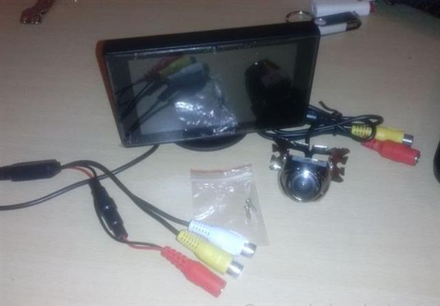 Kamera-za-rikverc-+-Bluetooth