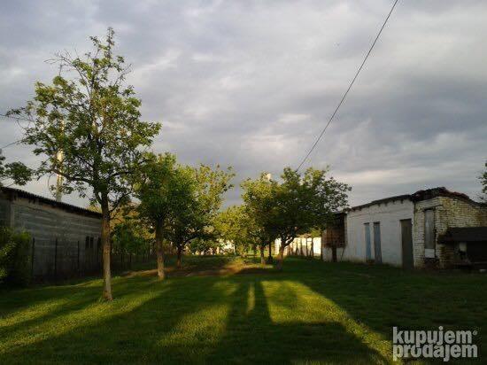 Kuca-sa-radionicom-i-velikim-placem