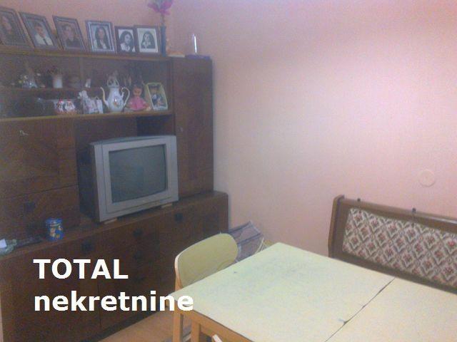 Uknjizen-dvosoban-salonski-stan-u-centru