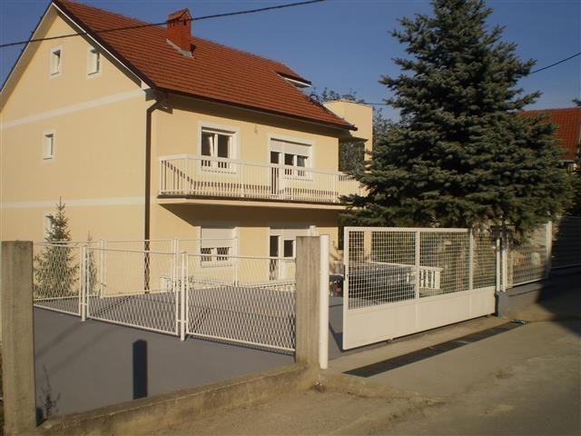 Beograd-kuca-od-325m2-u-naselje-Bolec