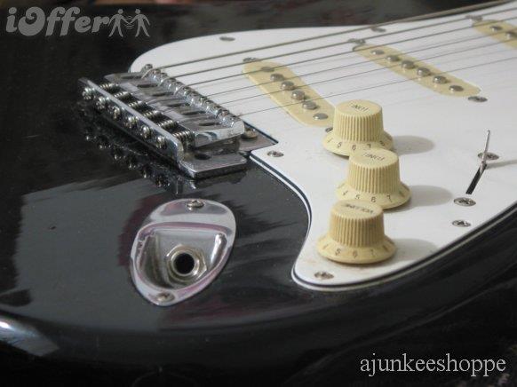 FENDER-bullit-strat-replika-nova-crno-be