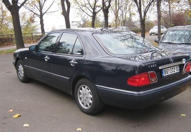 Mercedes-Benz-E240-Elegance--98