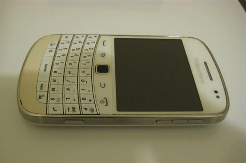 BlackBerry-Bold-Touch-9900