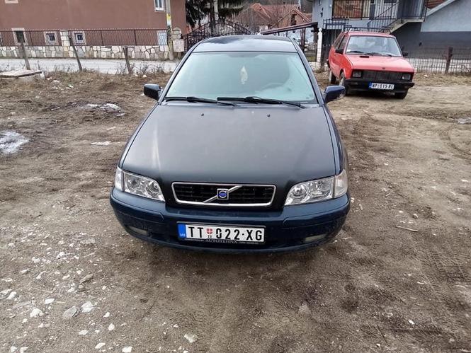 Volvo v40