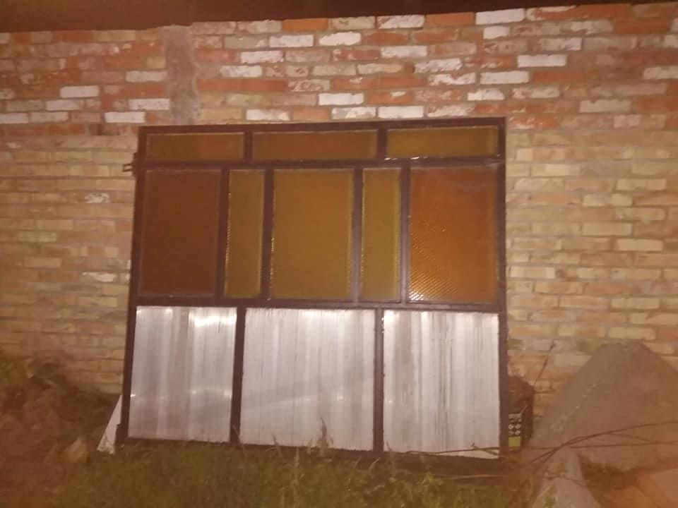 Kapija-sa-vratima-i-ogradom